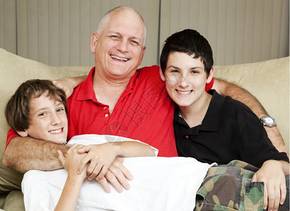 家庭肖像一个爱的父亲和他两个儿子图片