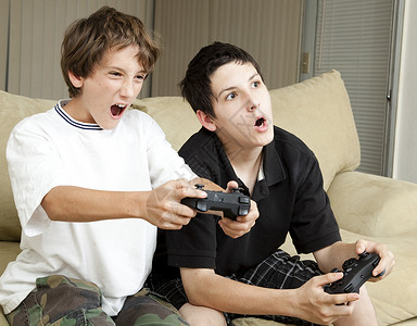 在家里玩电子游戏的有竞争力兄弟图片