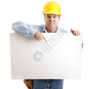 愤怒的建筑工人指向一个空白的牌子准备接听您的短信图片