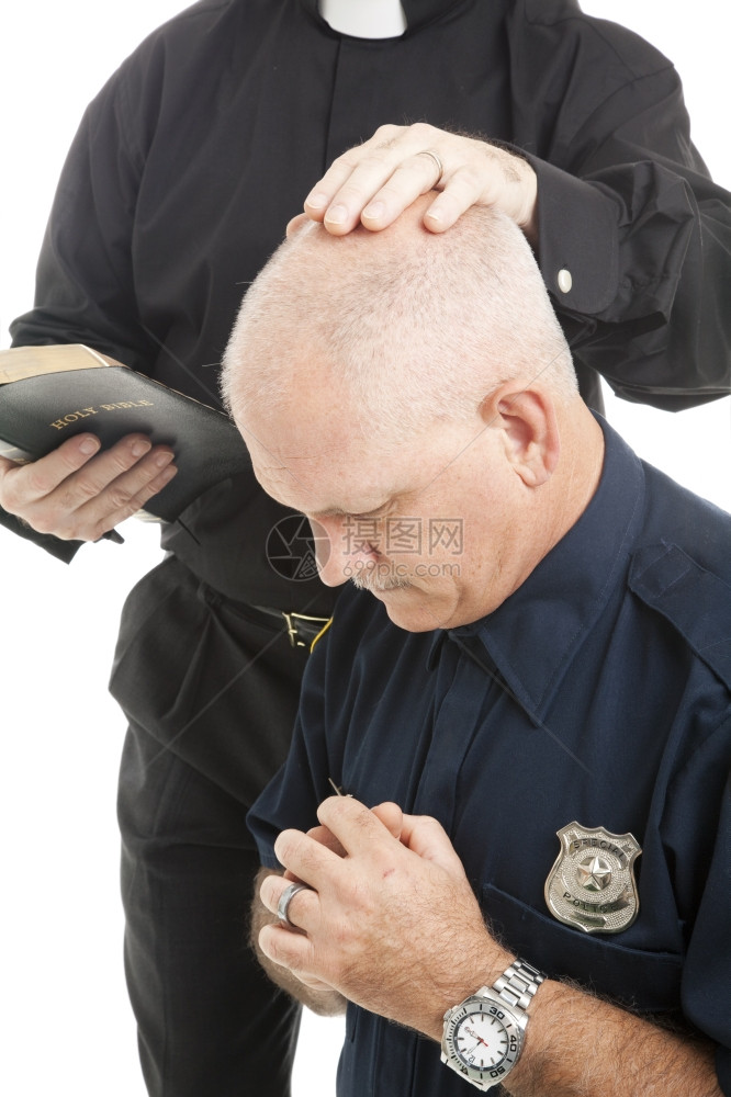 警察祈祷并接受牧师或的祝福图片