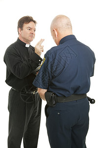 警察从牧师或那里得到祝福孤立的白人图片