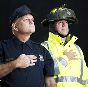 警察和消防员宣誓效忠以黑人背景拍摄高清图片