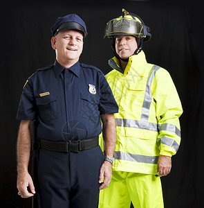 警察和消防员用黑色背景拍摄在一起图片
