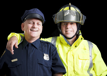 充满快乐微笑的警官和黑人背景的消防员肖像图片