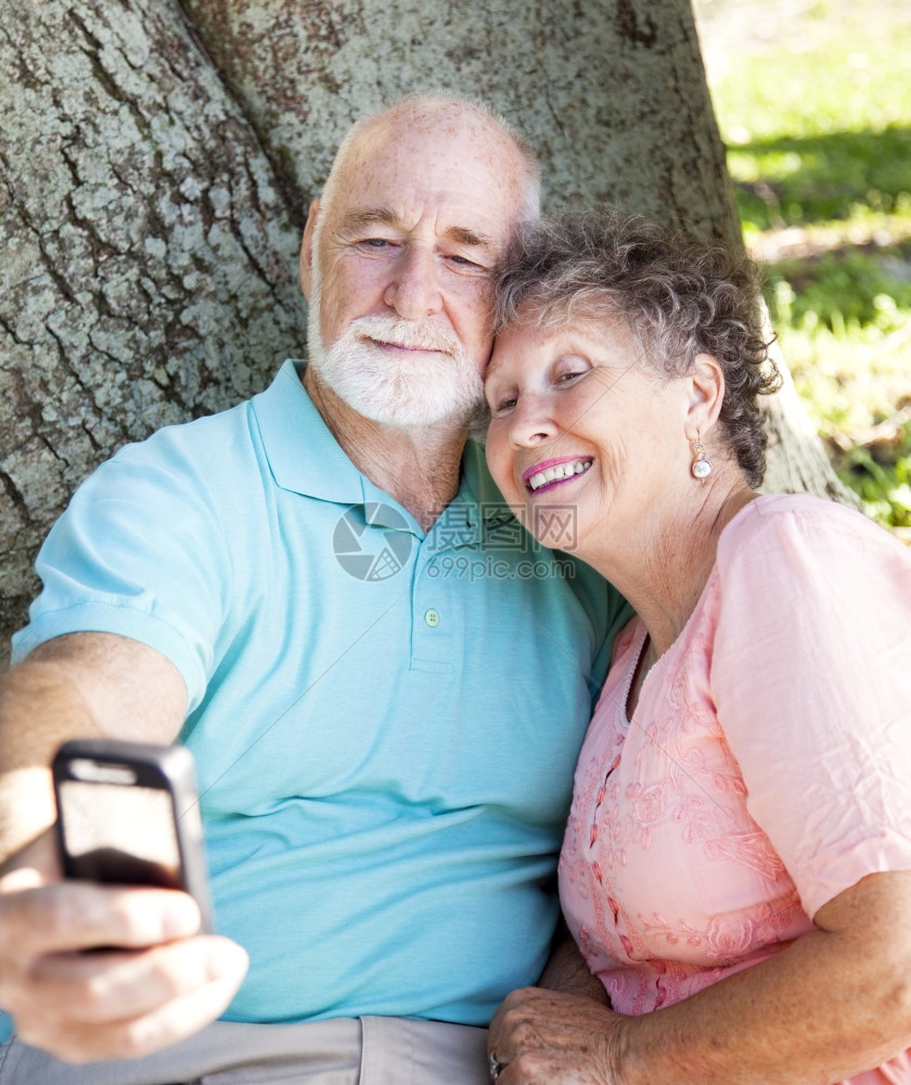老年夫妇用手机相拍自画像图片