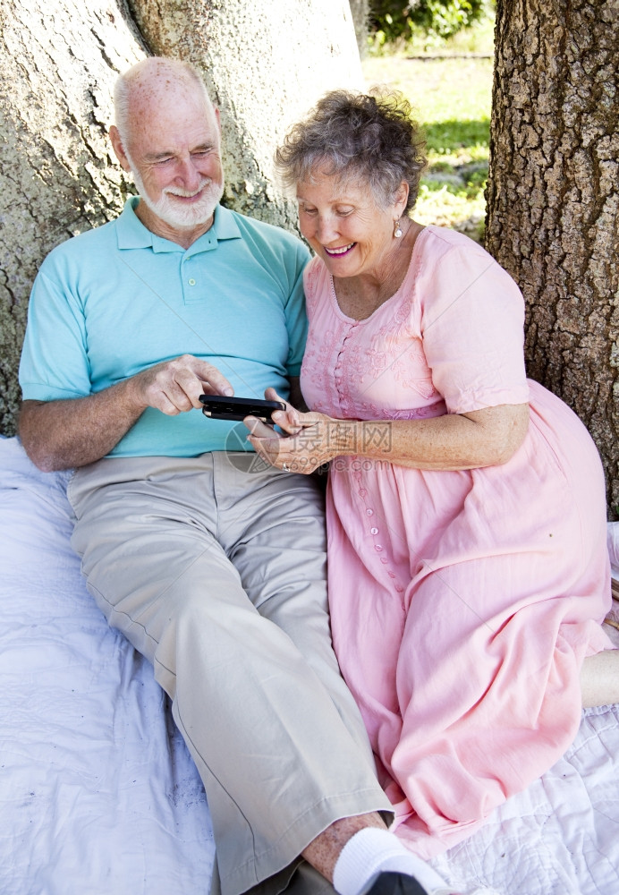 年长夫妇在智能手机上读电子邮件图片