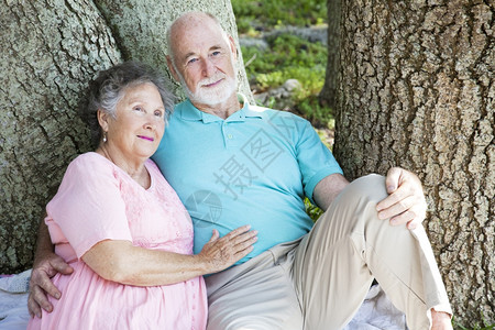 老夫妇一起在树下的公园里放松图片