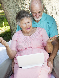 3G网络的老年人对电脑感到沮丧图片