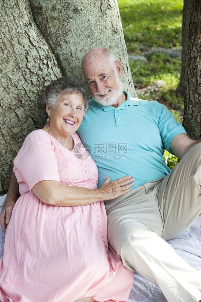 美丽的老年夫妇享受一个浪漫的时刻在公园里图片
