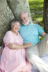 美丽的老年夫妇享受一个浪漫的时刻在公园里高清图片
