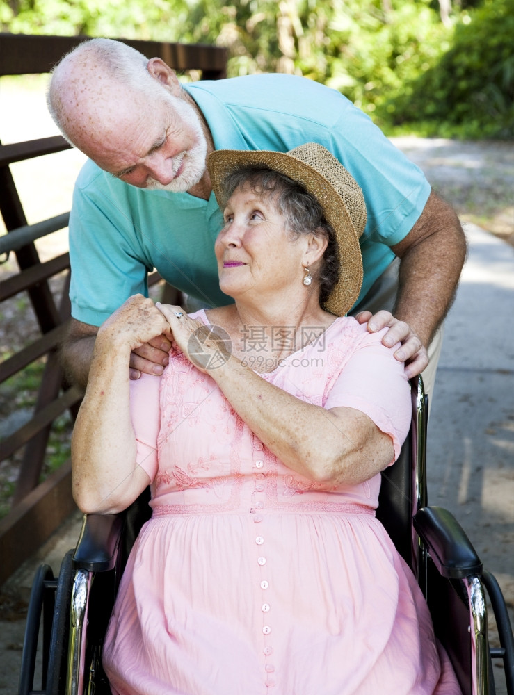 老年男子照顾其残疾妻图片