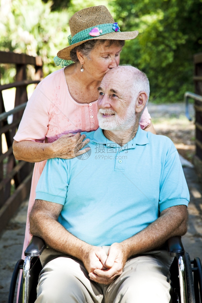 照顾残疾丈夫的老年妇女图片