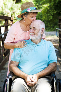 照顾残疾丈夫的老年妇女图片