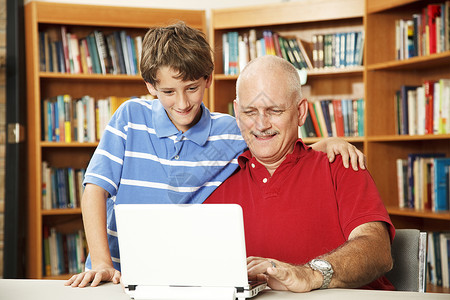 父亲和儿子在学校图书馆上网图片