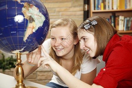 图书馆里的年轻女孩正在寻找全球各国图片