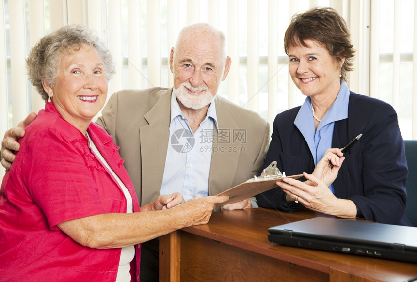 销售妇女或金融顾问办公室的老年夫妇图片