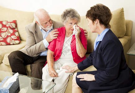 老年夫妇看心理医生来应付悲伤,也可能是主任与客户会面。图片