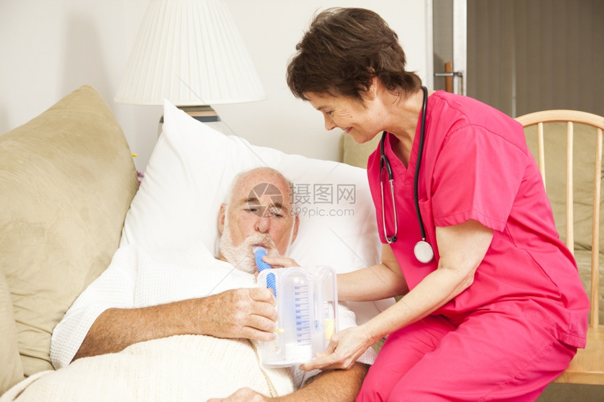 家庭保健护士帮助一名老年人接受呼吸道治疗图片