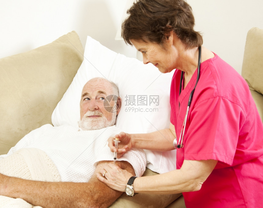 家庭保健护士给一位年长的病人注射一针图片