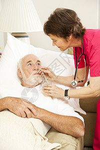 友善的家庭保健护士为老年病人提供果汁图片