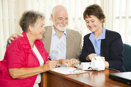 老年夫妇从他们的会计那里得到良好的财务消息背景图片