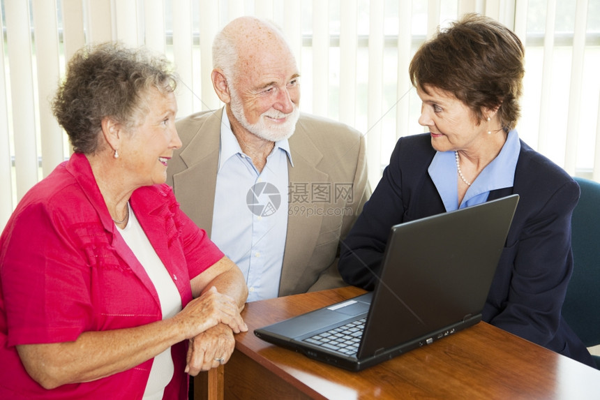 老年人与财务顾问讨论退休题图片