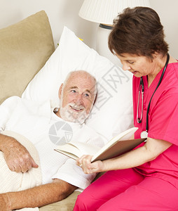 病人喜欢听家庭保健护士给他讲的故事图片