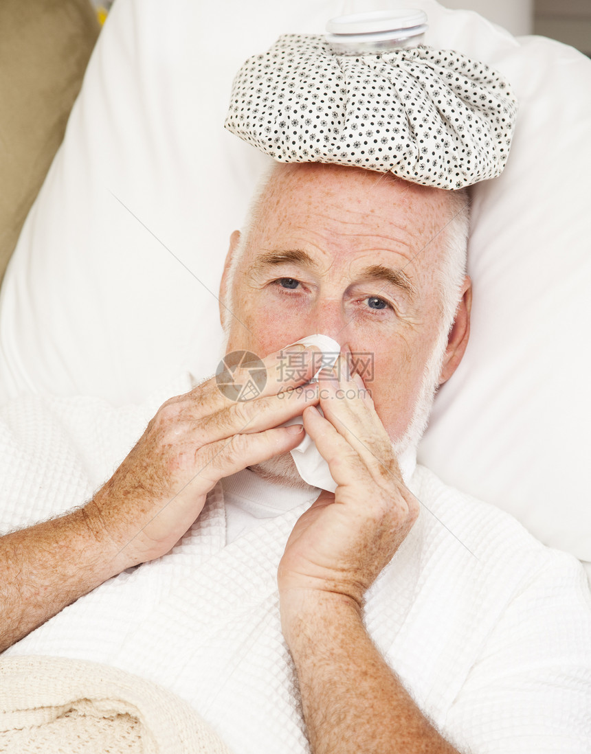 患有流感的老年人家图片