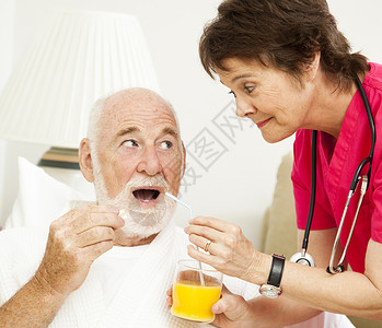 家庭保健护士为一位老年病人提供药品图片