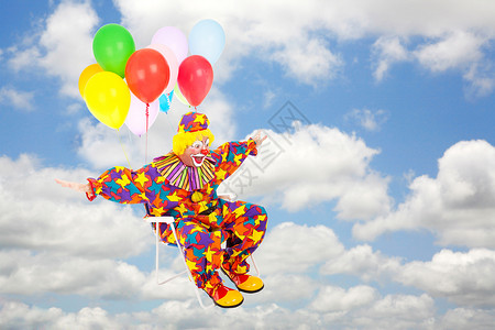 有趣的小丑飞过天空坐在草坪椅上带着气球飞过天空图片