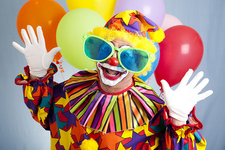 令人捧腹的笑的生日小丑热闹的超大太阳镜背景