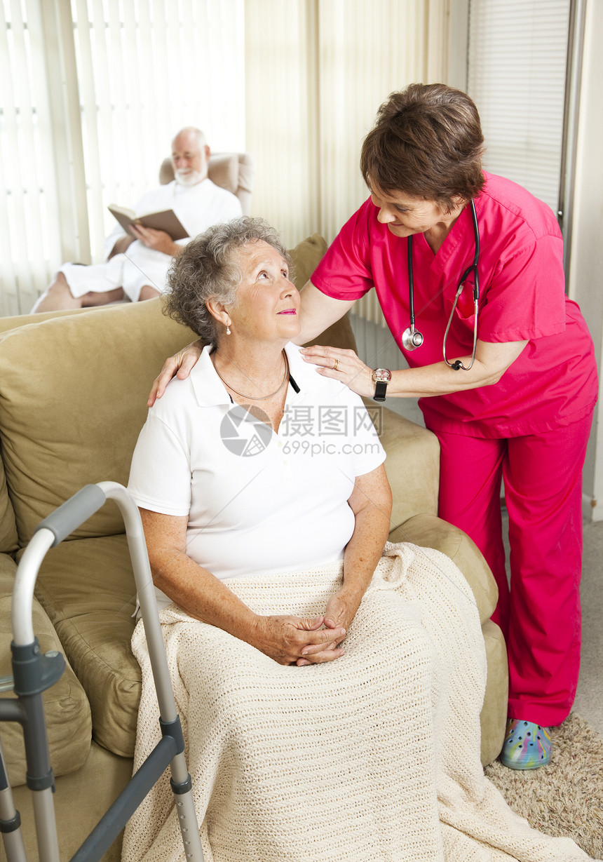 护士在养老院照顾年妇女图片