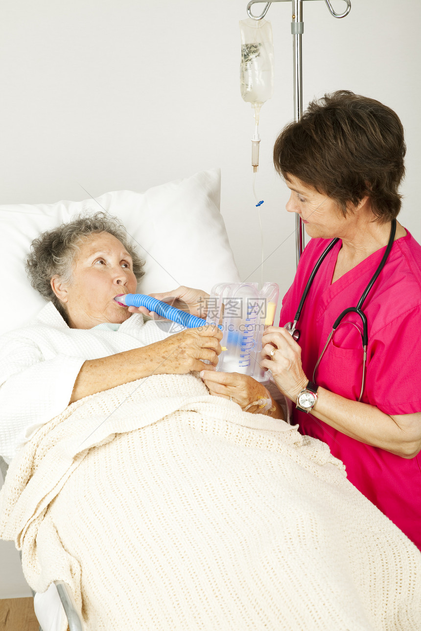 护士为在医院康复的病人提供呼吸道治疗图片