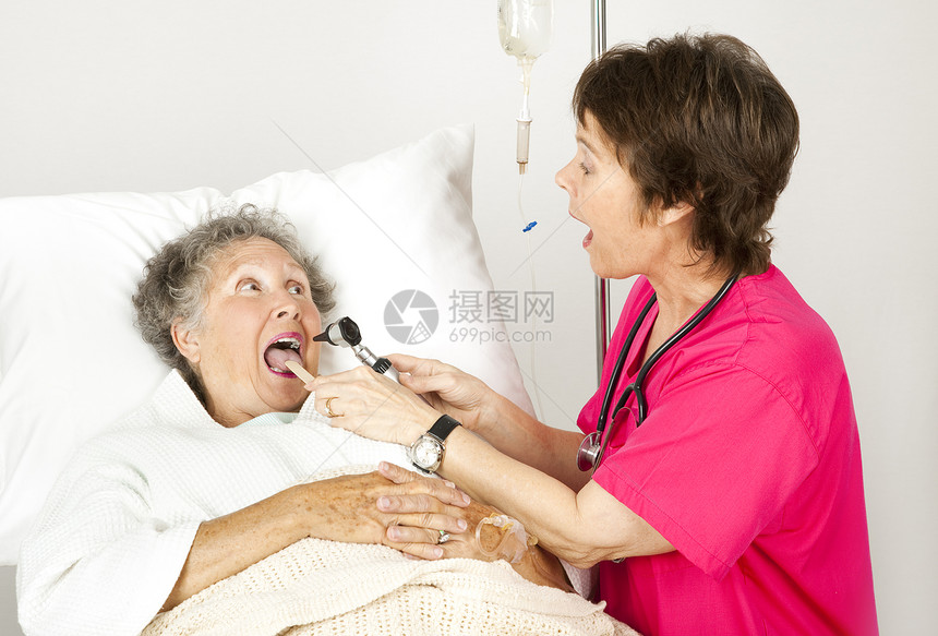 医院护士使用眼镜和舌头抑制器检查病人图片