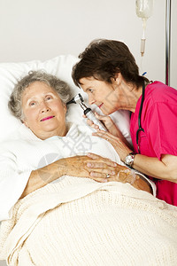 医院护士用眼科检查一名高级女病人的耳部图片