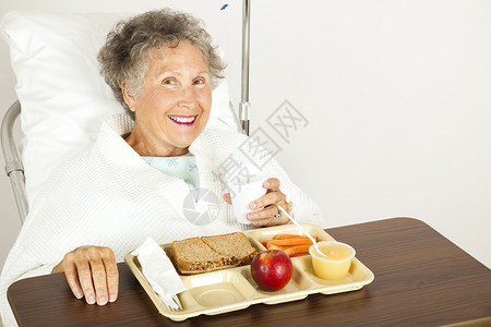 高级住院病人在餐桌上吃午图片