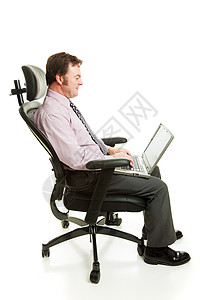 商人在电脑上工作坐在人文程办公椅上全身都是白色的图片