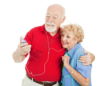 TechSavvy高龄夫妇在他们的媒体播放器上收听mp3孤立在白色上图片