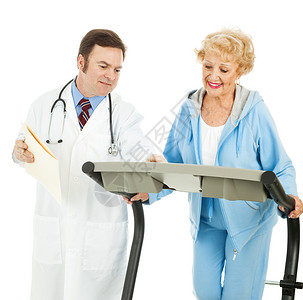 医生看管一个在跑步机上工作的体格健壮老妇人孤立白种高清图片