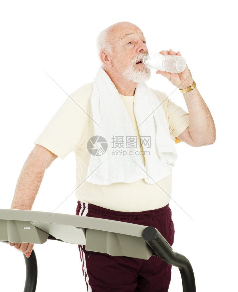 骑脚踏车的老人休息喝水瓶里的酒白着被孤立图片