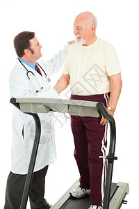 医生在跑步机上进行健身测试后摇晃了一位老人的手图片