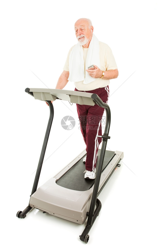 老人在跑步机上散时享受音乐全身是白的孤立图片