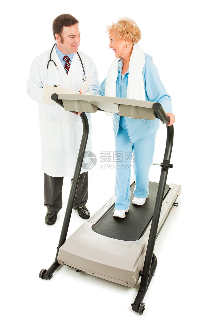 老年女子在跑步机上行走医生看着她全身被隔离图片