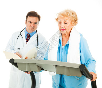 高级女士在医生的监督下跑步机上行走白着被孤立图片