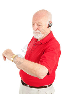 老人用手说话免费检查他的手表孤立在白色上背景图片