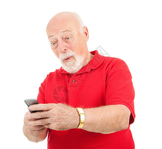 老年人在手机上收到一条令人惊讶的短信孤立无援图片