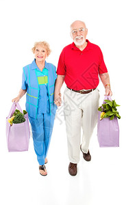 有环保意识的老年夫妇用可重复使的袋子把食品带回家背景图片