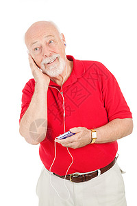 老人喜欢听他新的MP3播放器孤立的白色背景图片