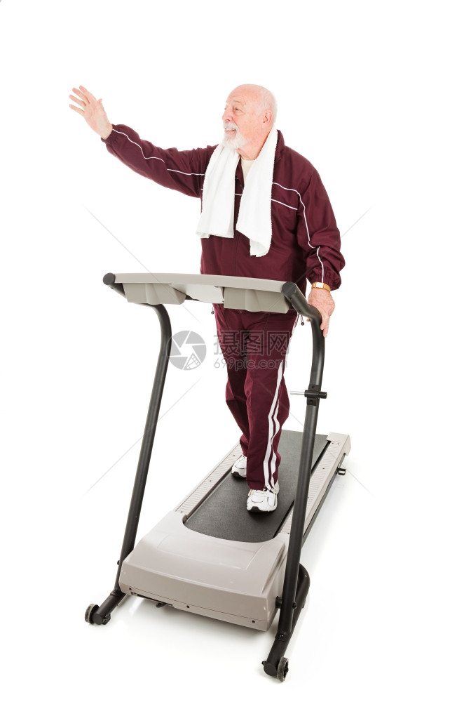 高级男子在跑步机波向健身房的一个朋友孤立在白色上图片