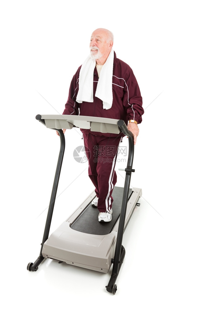 健壮的老人在跑步机上工作全身都是白色的图片